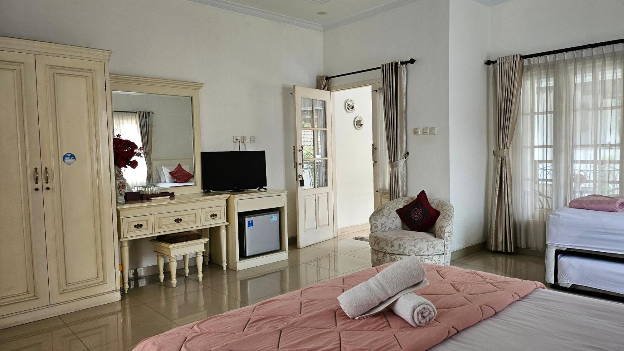 Surokarsan 9 House Yogyakarta Hotel Стая снимка